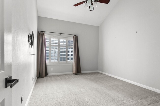 Building Photo - TWO BEDROOM HOA CONDO WITH TWO GARAGES