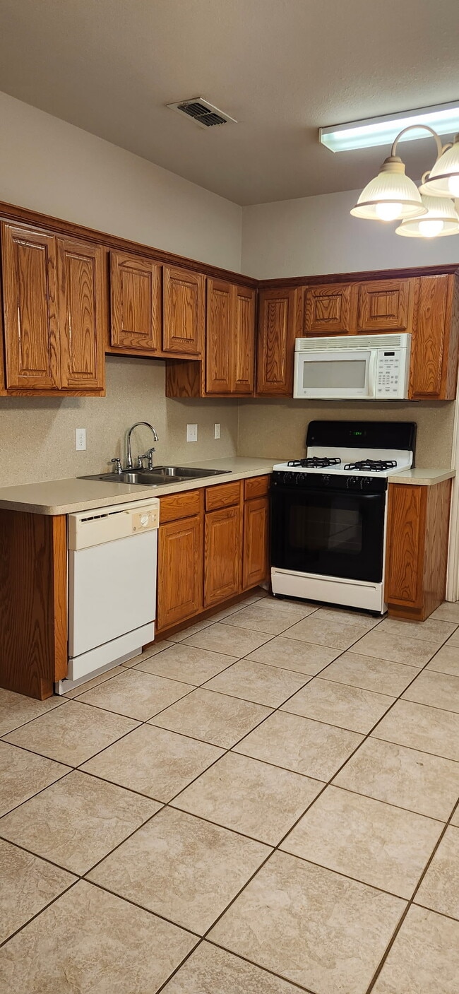 Building Photo - 211 N Prairie St