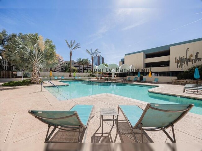 Building Photo - 207 W Clarendon Ave