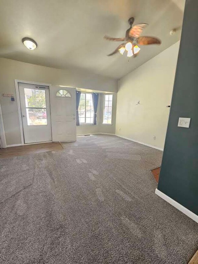 Building Photo - Cute 3 bed, 2 bath home in Nampa - Close t...