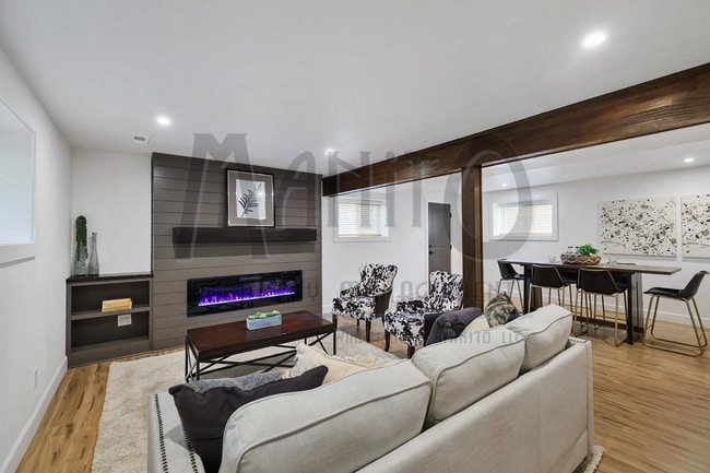 Building Photo - Spacious South Hill Home
