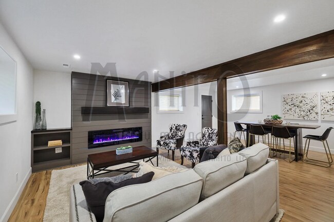 Building Photo - Updated & Spacious South Hill Home
