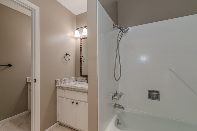 Building Photo - 495 Longmeadow Dr