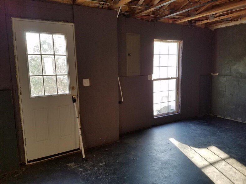 Building Photo - 10335 Parkview Ave
