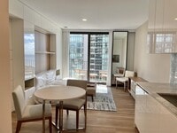 Building Photo - 987 Queen St