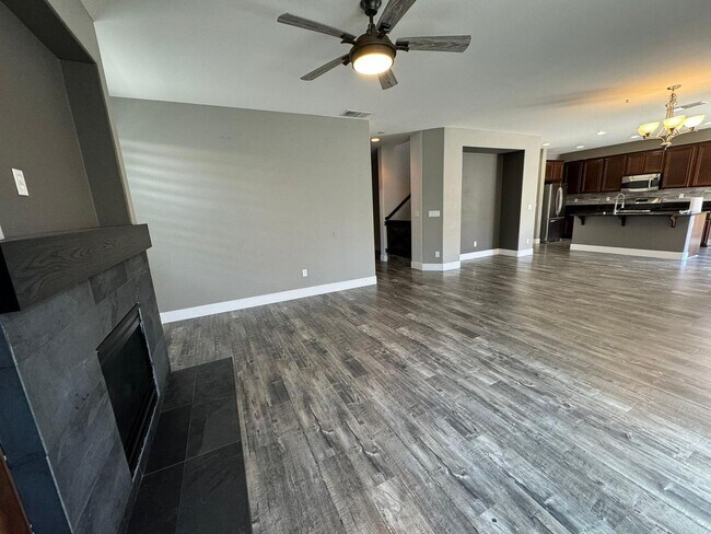 Building Photo - Stunning 4/3 in Roseville! 2 Car Garage!