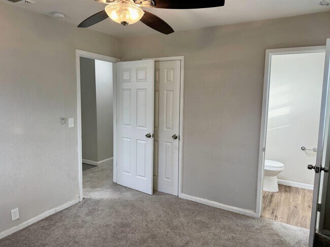 Building Photo - 2813 Roanoke Dr