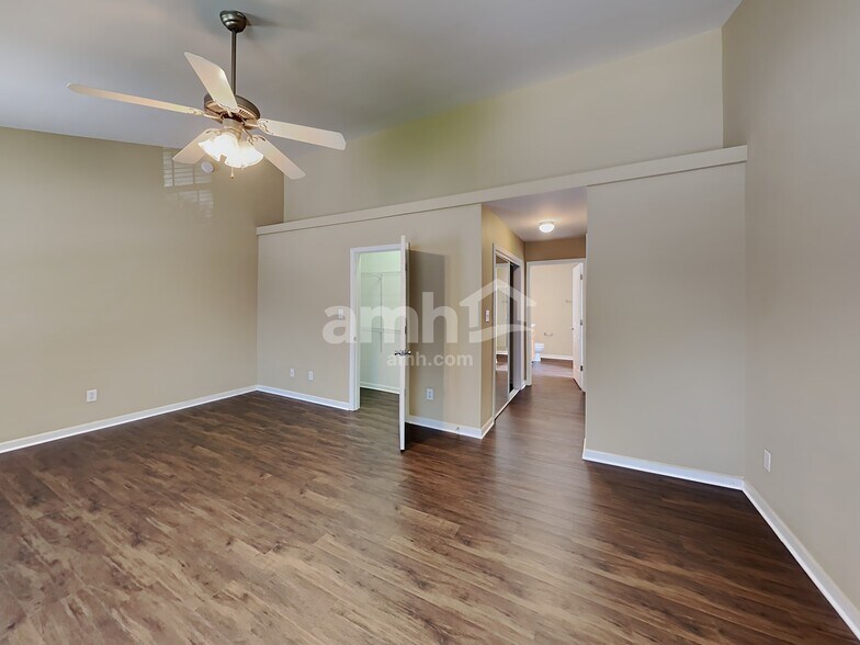 Building Photo - 813 S Hollybrook Rd