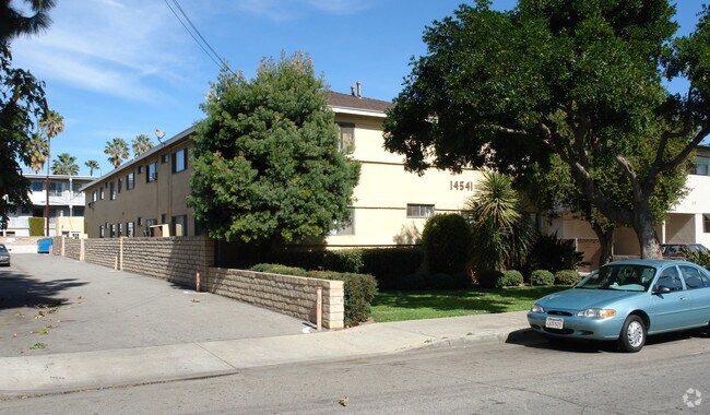 Building Photo - 14541 Hartland St