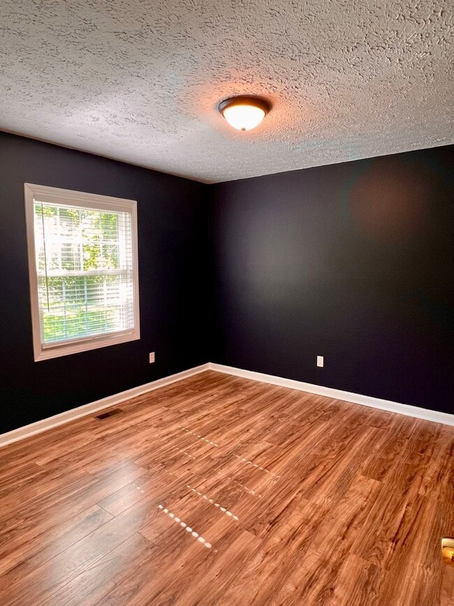 Building Photo - 3 Bedroom home for rent in Hendersonville!