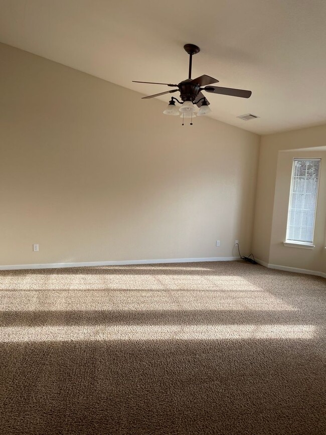 Building Photo - 4 BED 2 BATH LOCATED IN THE RAVENWOOD SUBDIVISION