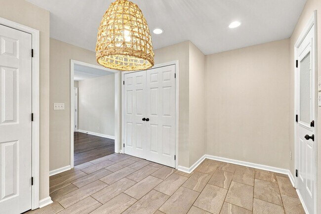 Building Photo - 3205 Crandon Ln