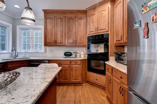 Building Photo - Spacious 5BR/4BA Home in Yorktown – Convenient Location and Comfortable Living