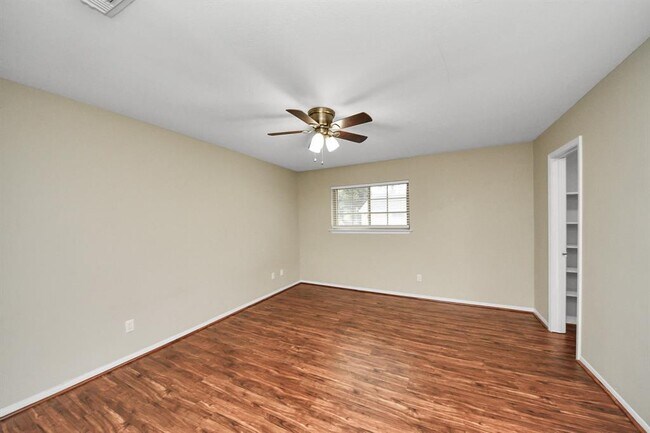 Building Photo - 515 Tallowood Rd