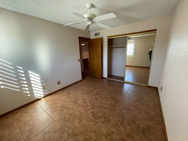 Building Photo - 1 bed, 1 bath upstairs unit for rent