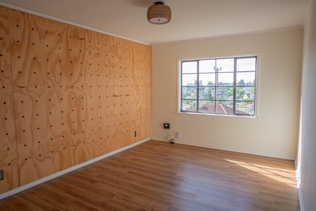Building Photo - 2403 7th Ave