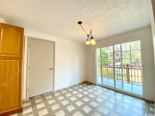Building Photo - A Rare Find: Expansive NE Bend Home with E...