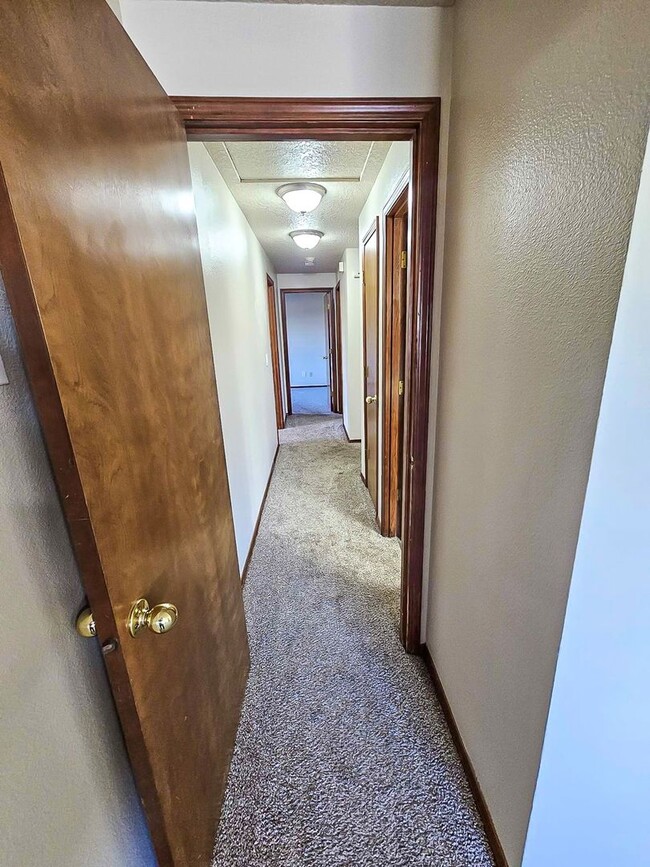 Building Photo - Spacious 2467 sq ft 4 Bedroom 2.5 Bath hom...