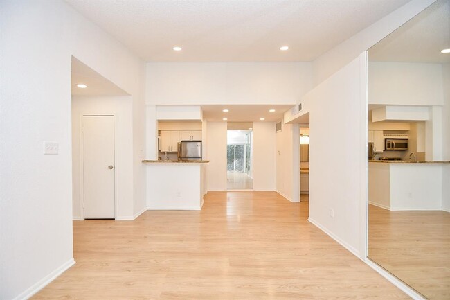 Building Photo - 11201 Lynbrook Dr