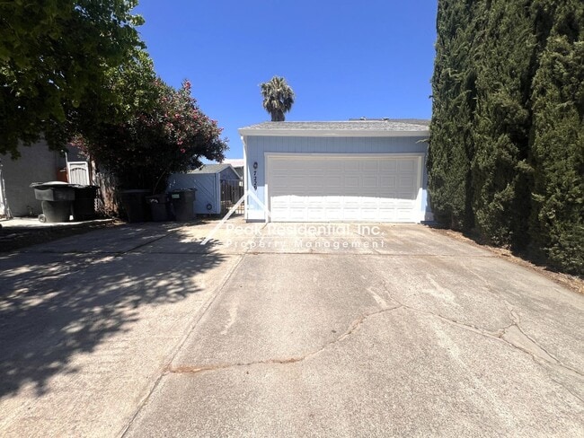 Building Photo - Spacious Updated 2bd/2ba Halfplex with 2 Car Garage