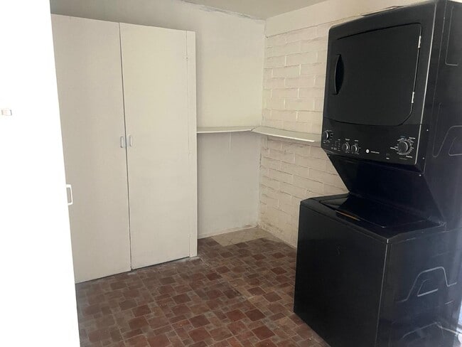 Building Photo - 2328 W Las Lomitas