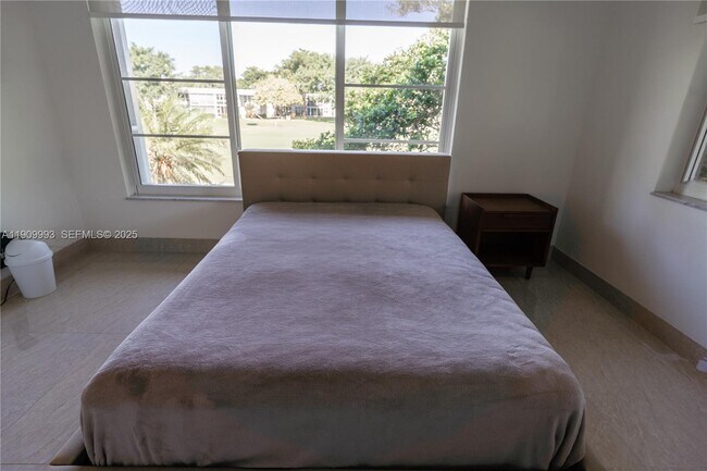 Building Photo - 4017 N Cypress Dr