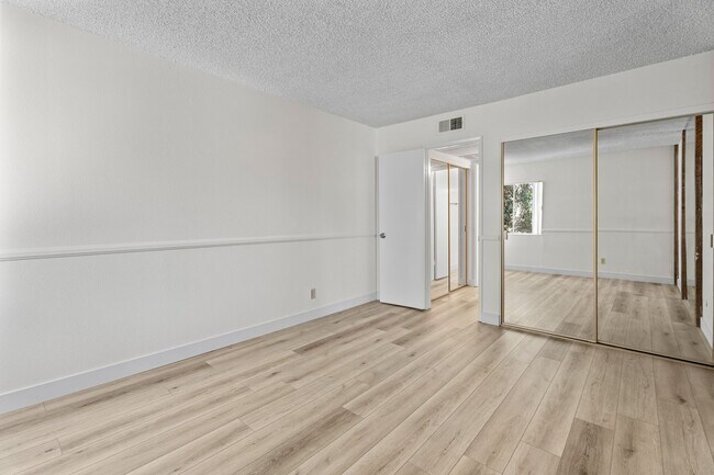Building Photo - Top-Floor 1-Bedroom Condo with Vaulted Cei...