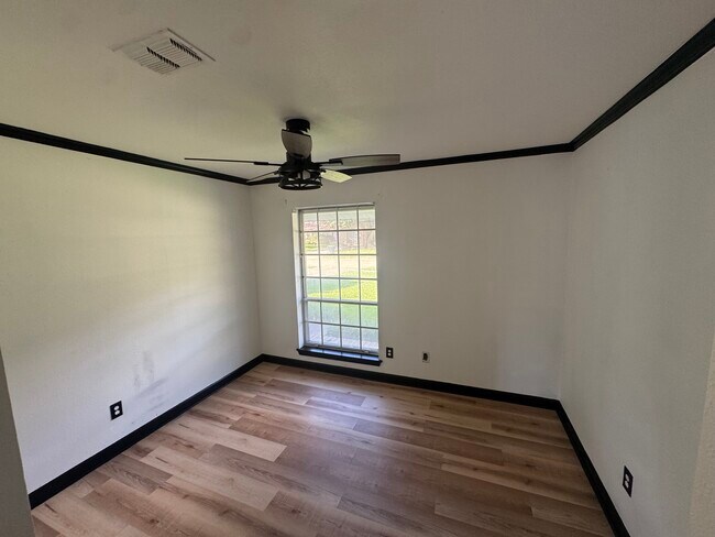 Building Photo - Red Bud Ln
