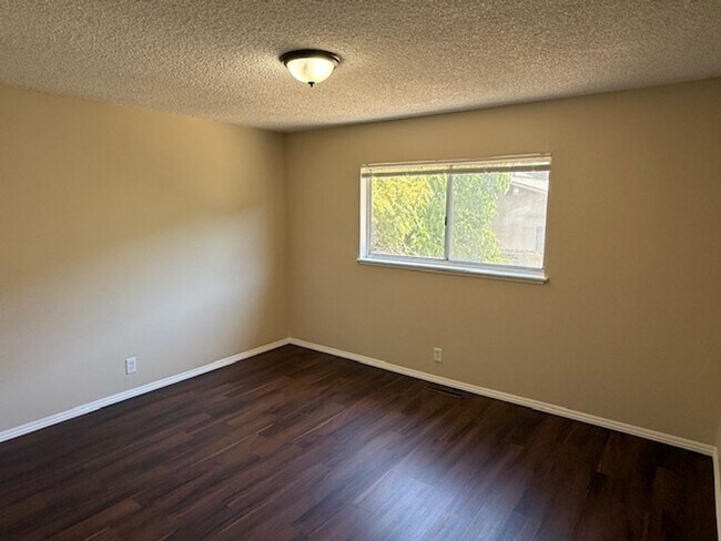 Building Photo - 3-Bedroom Rodeo Home with Brand New Kitchen!