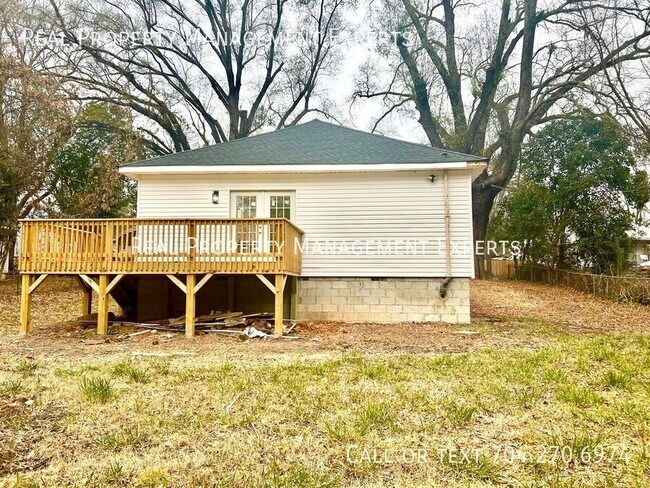 Building Photo - 147 Dixon Cir