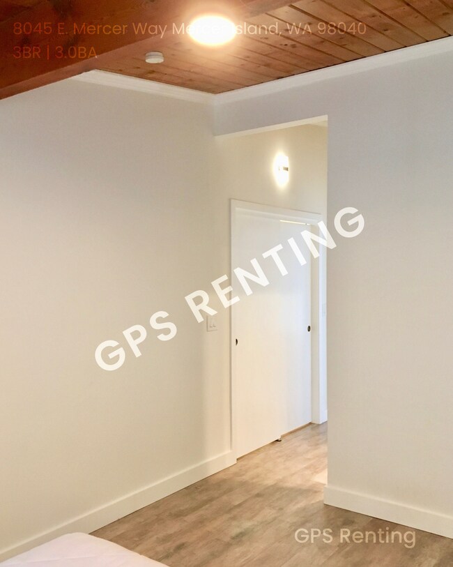 Building Photo - Elegant South Mercer Island Home with Lake...