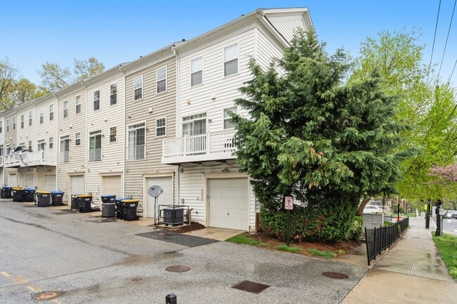 Building Photo - Spacious Updated 3BR Home with Converted Den