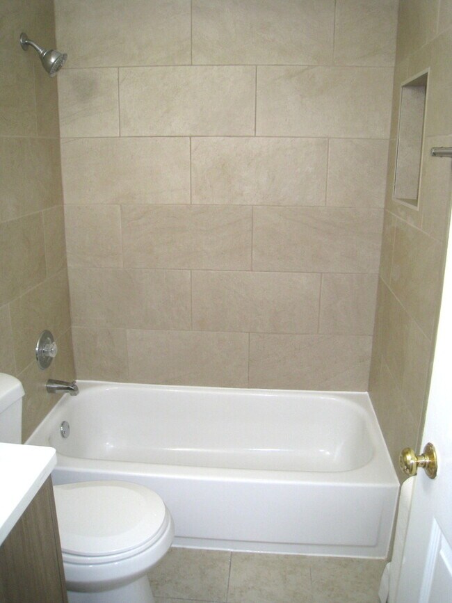 Building Photo - 187 Pickwick Dr