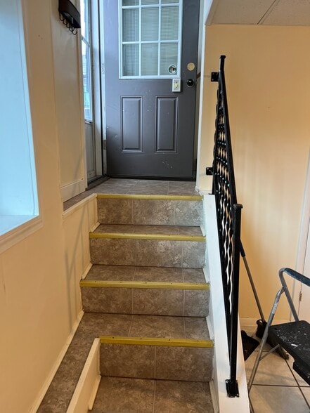 Building Photo - 253 Main St