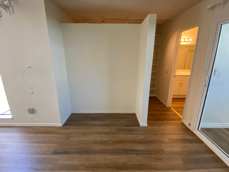 Building Photo - 9111 Lemona Ave