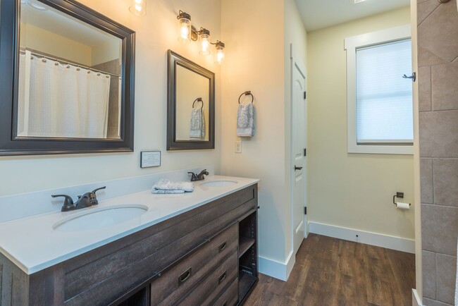 Building Photo - Black Mountain Rental!