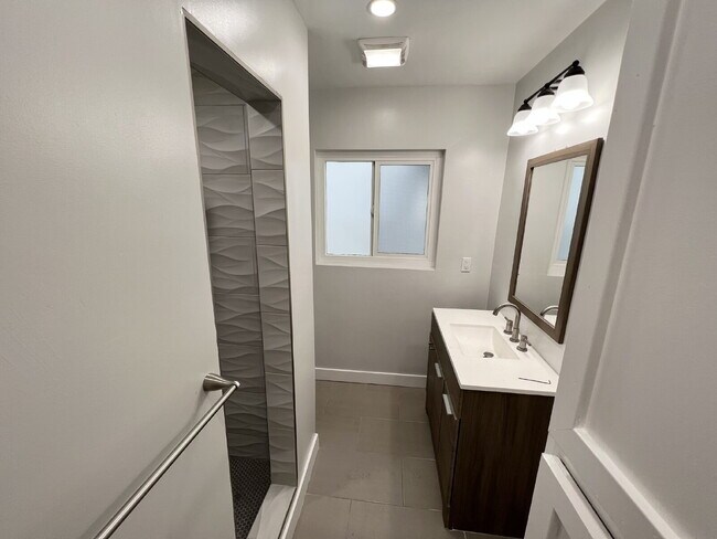 Building Photo - Modern Pet-Friendly Hawthorne Home With Ga...