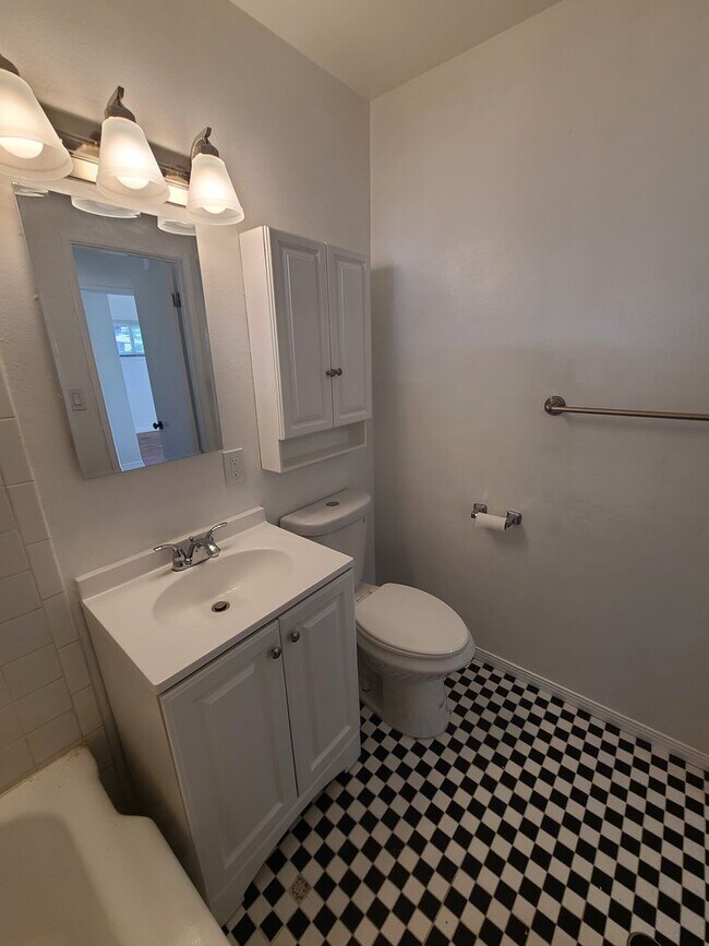 Building Photo - Spacious Ocean Beach 2 bed 1 bath just a f...