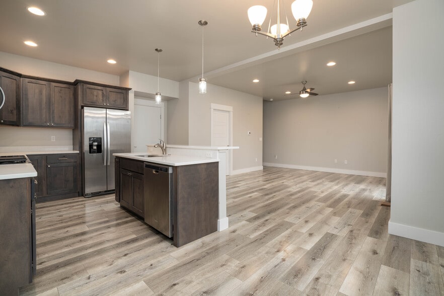 Building Photo - 1403 Happy Ln