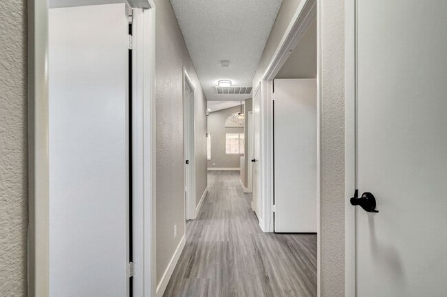 Building Photo - Fully Renovated Single Story 3bd/2bth Single Family Home