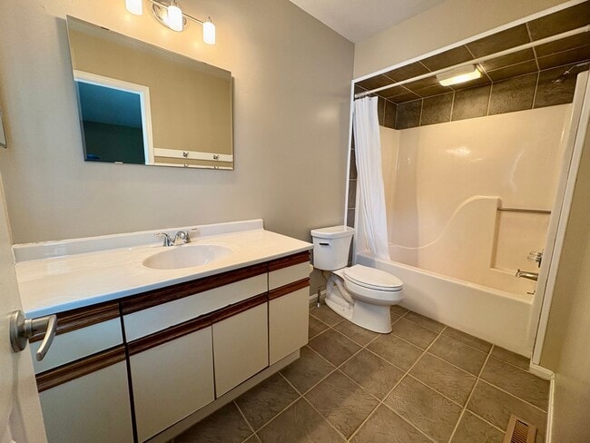 Building Photo - 2 Bedroom 2.5 Bathroom in Hummelstown!
