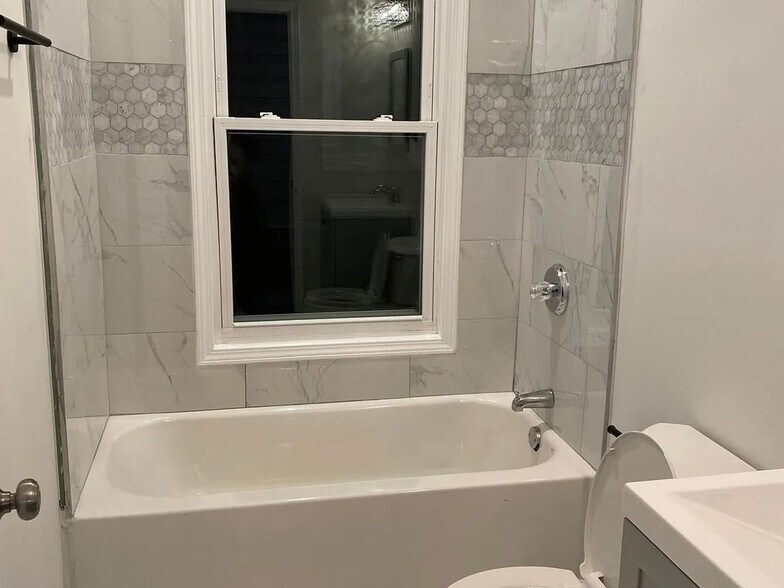 Building Photo - 1034 Lathrop Ave