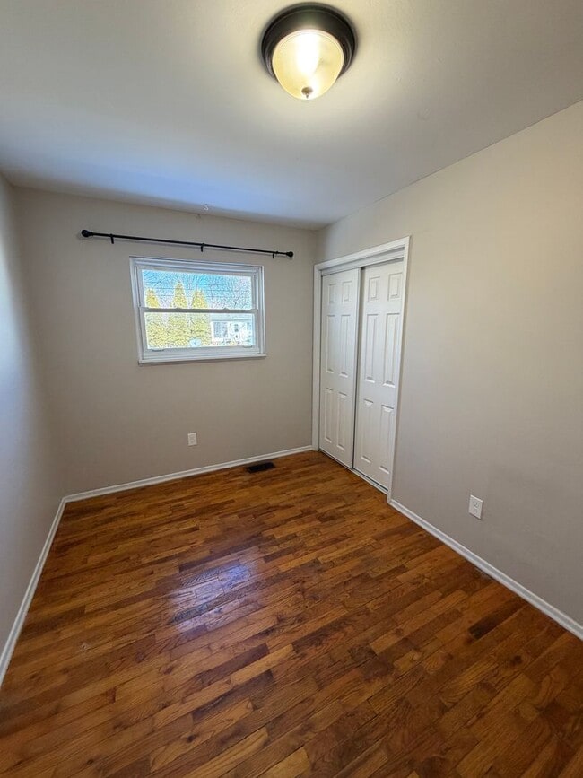 Building Photo - Remodeled 4BR/2BA Home in Lansing — Move in ready