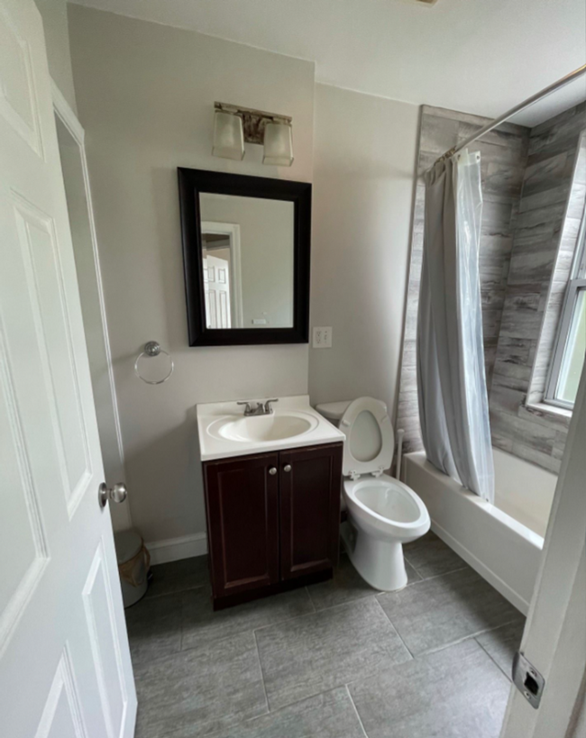 Building Photo - Beautiful 4 Bed Unit Right In East Boston