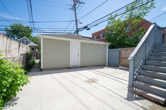 Building Photo - 3943 W Addison St