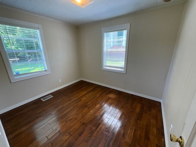 Building Photo - Adorable 3/1 in Marianna w/ Lawn Maintenance & Pest Control Included