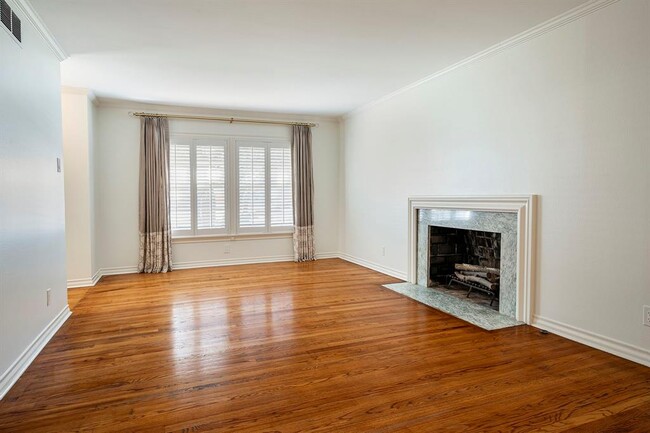 Building Photo - 6605 Deloache Ave