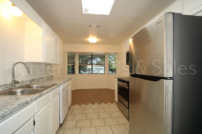 Building Photo - Bright and Open 3 Bedroom Home in Cove!