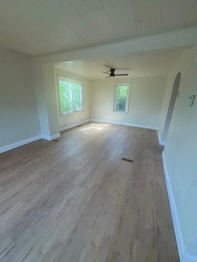 Building Photo - Spacious Family Home in East Pittsburgh