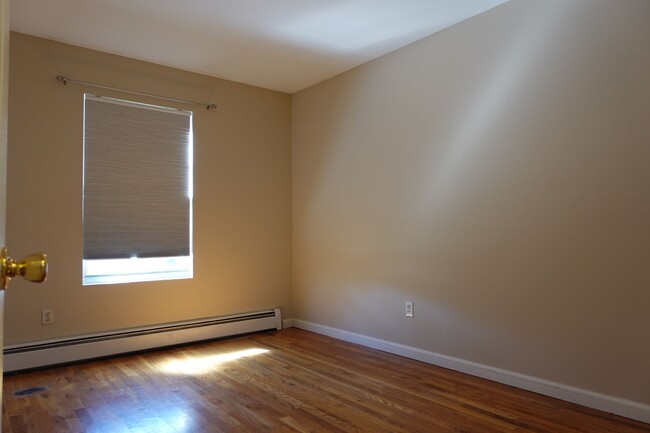 Building Photo - 4 Bedroom Spacious Hi-Ranch